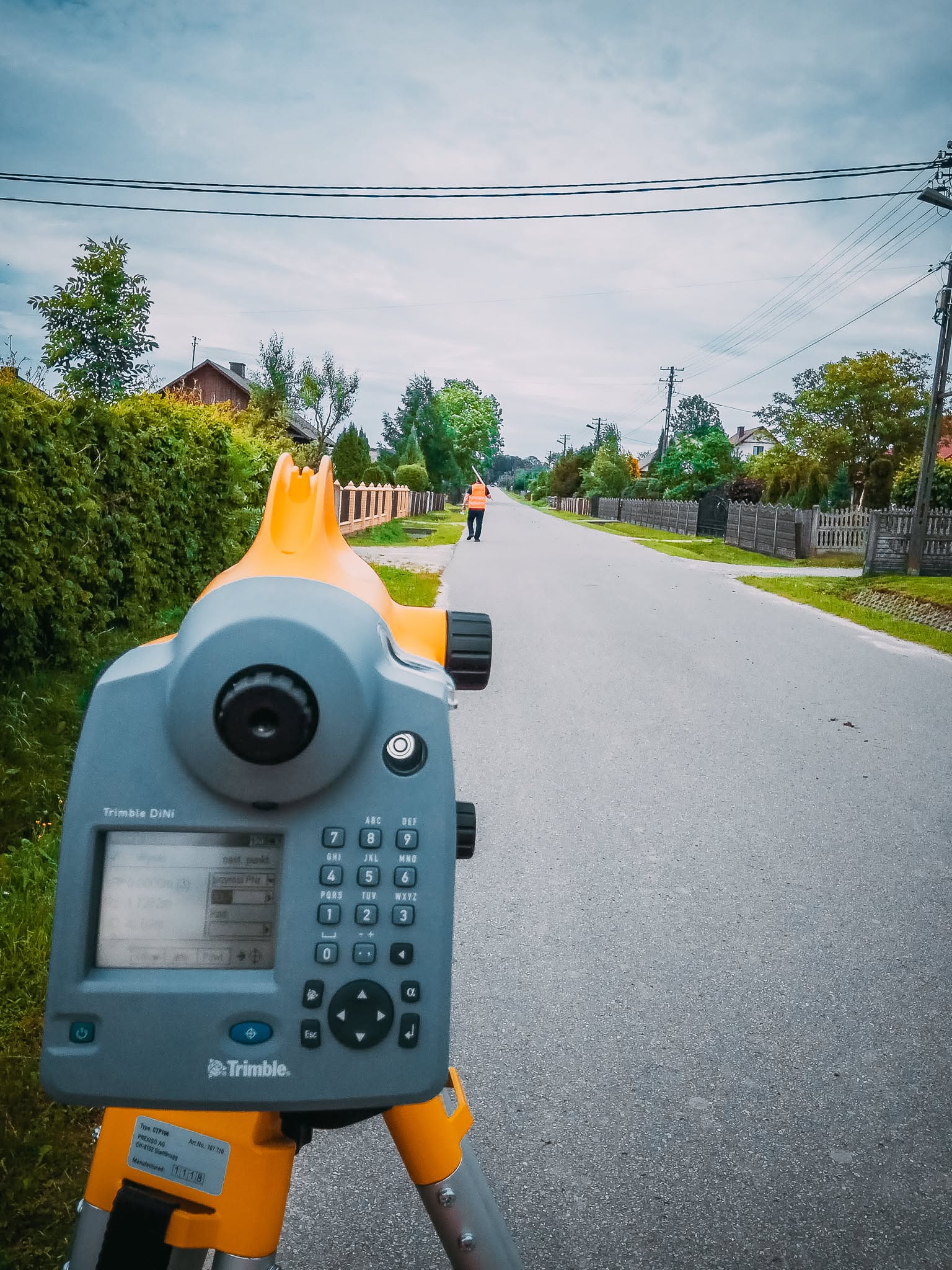 Niwelator Trimble DiNi na statywie podczas niwelacji