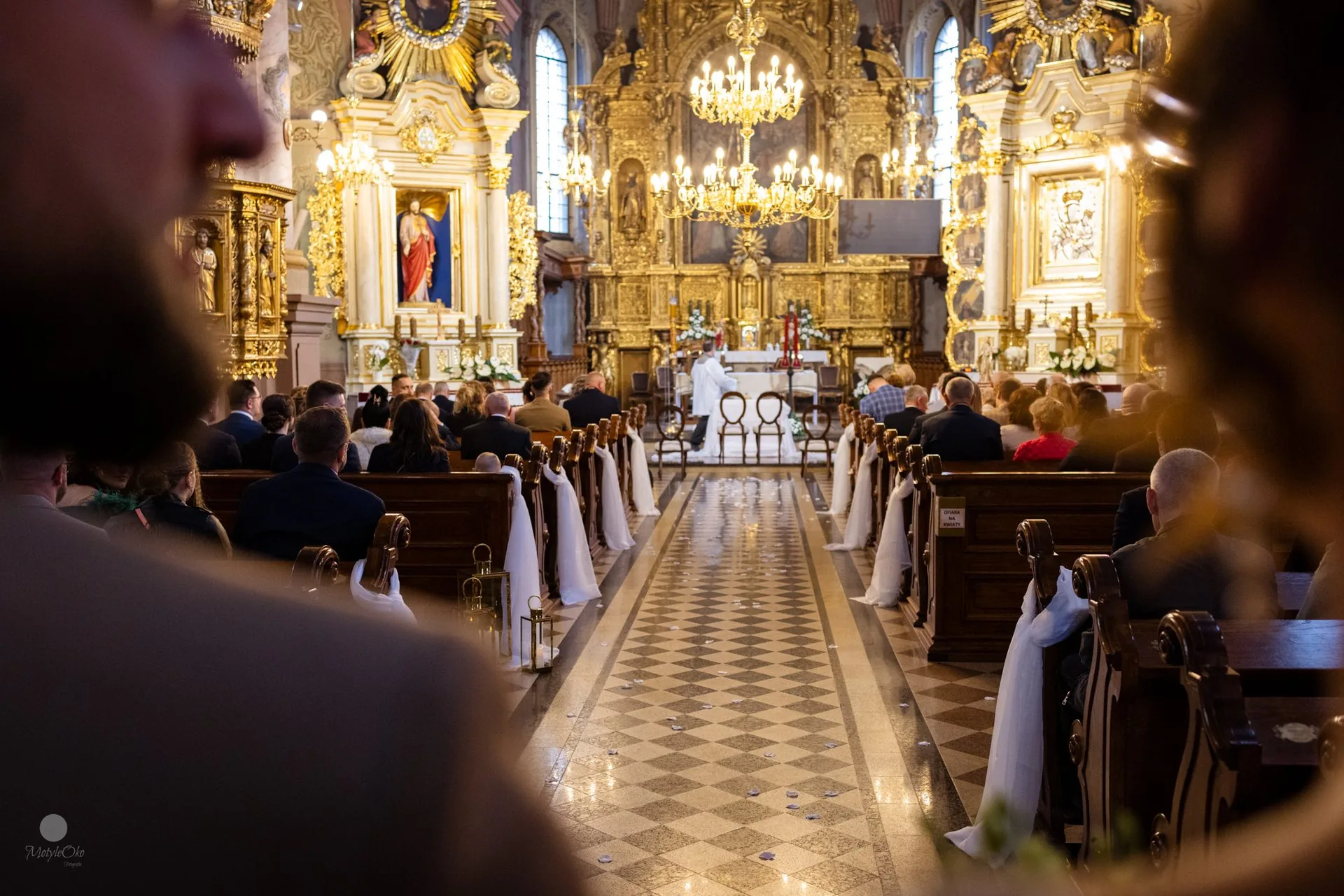 Ceremonia ślubna w kościele, para przy ołtarzu