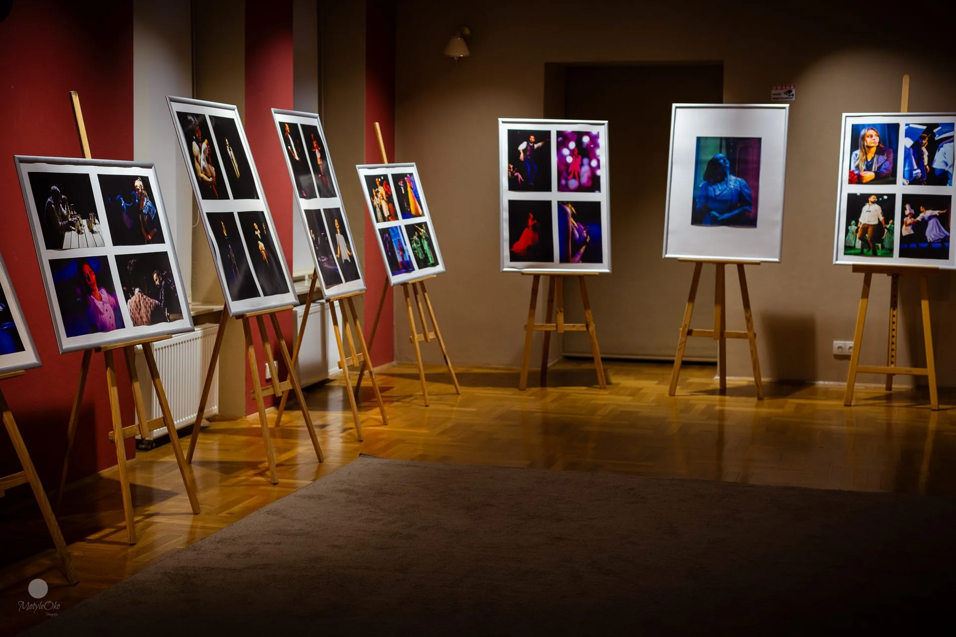 Motylim okiem barwy teatru schwytane - Autorska wystawa fotografii teatralnej, Leżajsk 2024